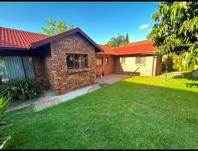 6 BEDROOM HOUSE FOR SALE IN THE REEDS